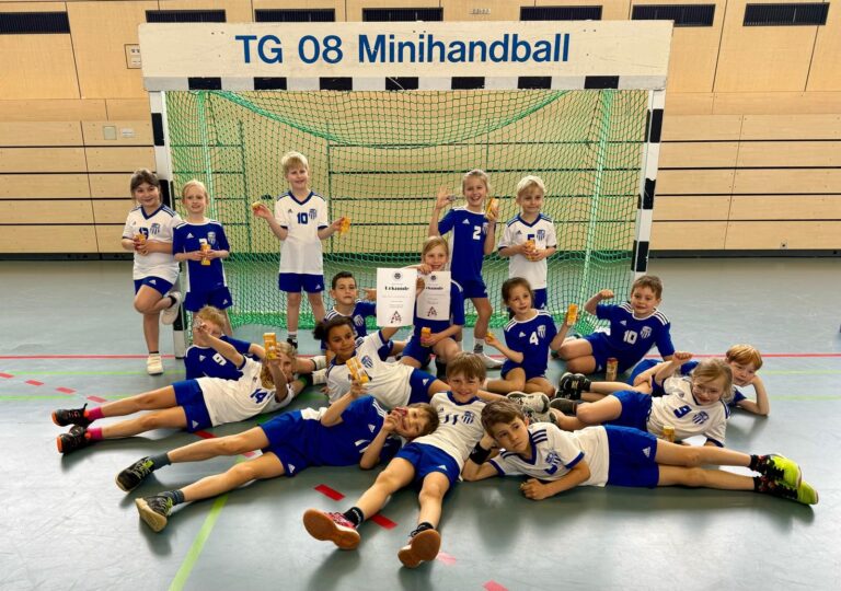 Mini F-Jugend Kleinostheim spielen ihr erstes Turnier für die neue Saison