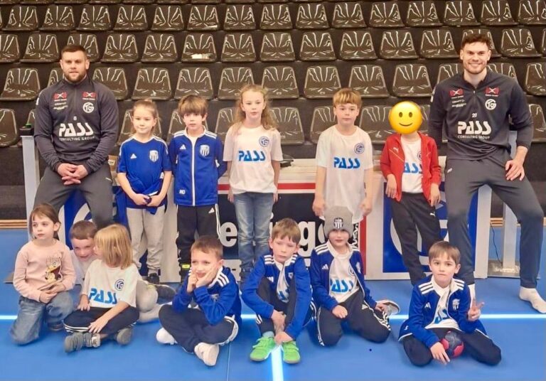 Minis Kleinostheim: Einlaufkinder beim TV Großwallstadt